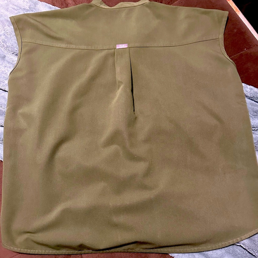 Figs scrub top